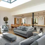 Stunningly Spacious And Annexe With 7 Beds בית נופש *