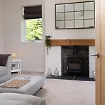 Stunningly Spacious And Annexe With 7 Beds *
