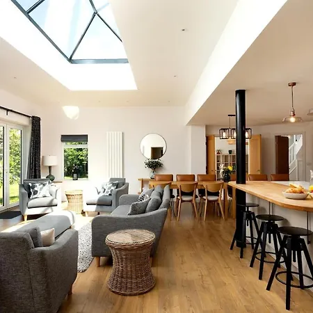 Stunningly Spacious And Annexe With 7 Beds בית נופש *