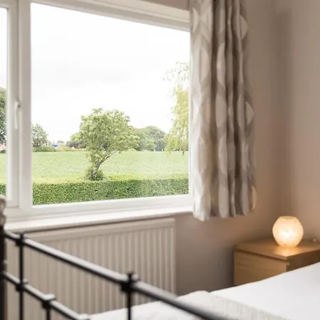 Stunningly Spacious And Annexe With 7 Beds *