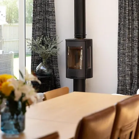 Stunningly Spacious And Annexe With 7 Beds *